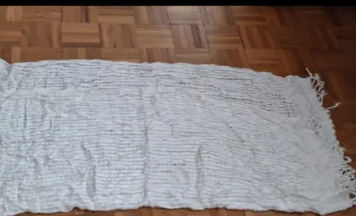 Foulard blanc à franges comme neuf à Moutier