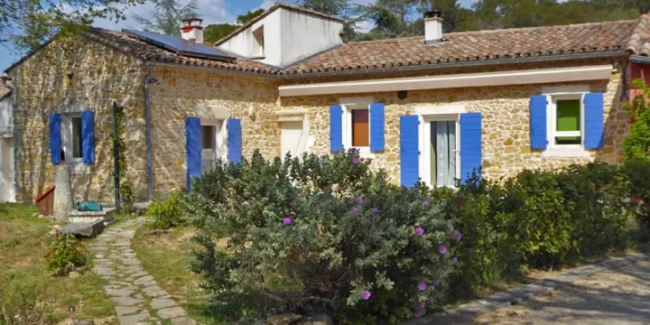 Mazet restauré et agrandi 130 m2, terrain 3000 m2 et piscine. Belle vue sur les Cévennes.