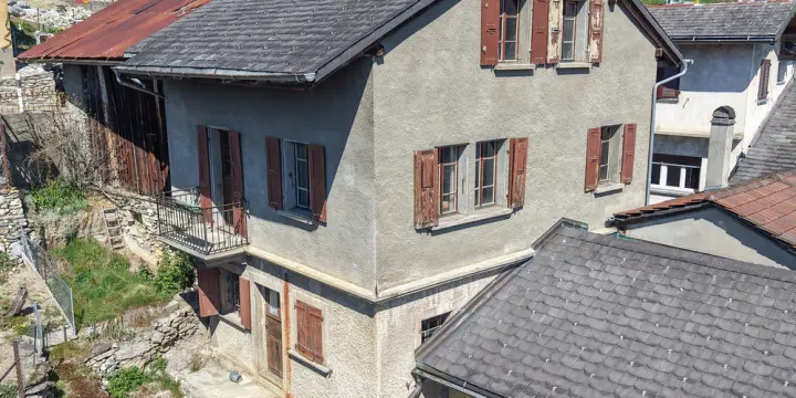 Maison villageoise 4.5 pcs à rénover + grange + garage, calme, vue, etc.
