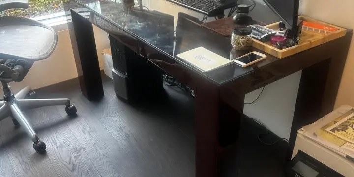 Bureau laqué haut de gamme – Plateau en verre