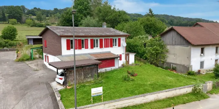 À Réclère maison locative de 2 appartements à vendre
