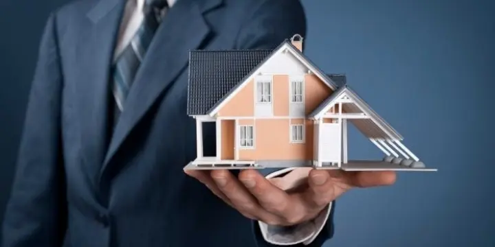 L'adjoint de l'agent immobilier
