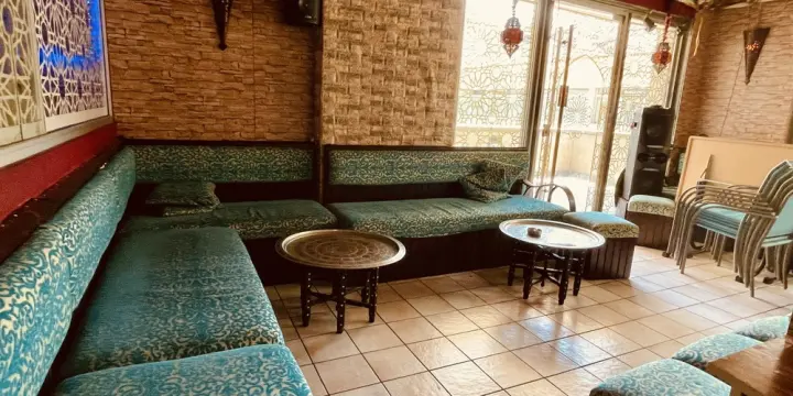 Einziges Café-Restaurant der Stadt mit einem konformen Raucherbereich!