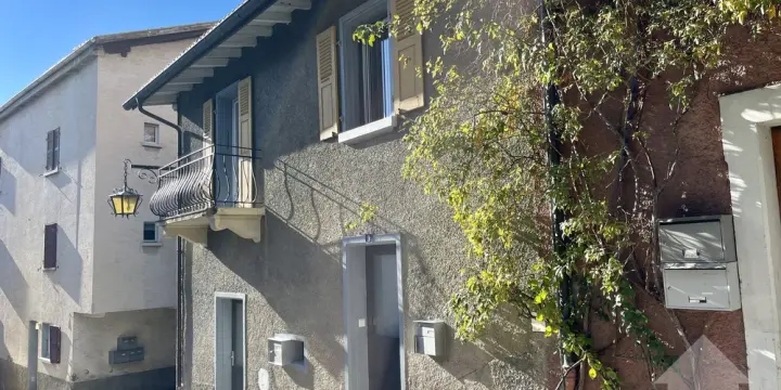 Appartement duplex 2.5 pces dans maison de village totalement rénovée