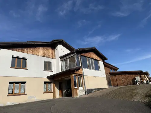 À vendre à Courchapoix maison de 2 appartements et 1 atelier à Courchapoix