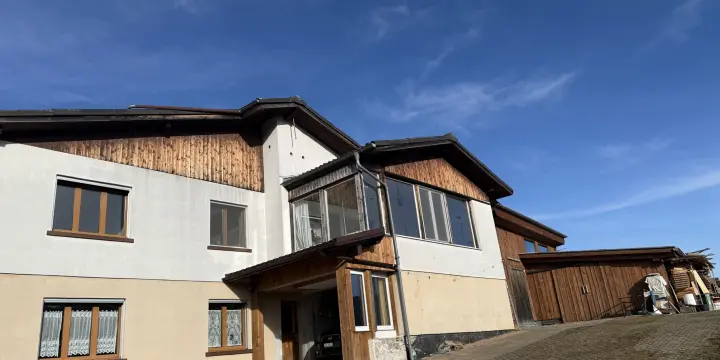 À vendre à Courchapoix maison de 2 appartements et 1 atelier