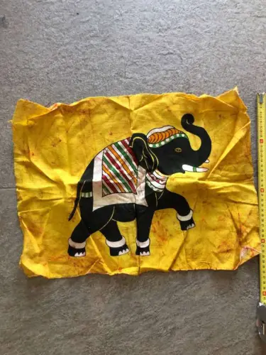 Tenture artisanale éléphant noir fond jaune 35 x 45 cm à Nyon