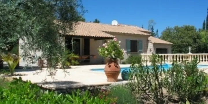 villa piscine privée sur terrain clos 