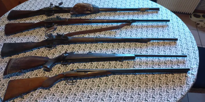 Fusil années 1800-1900, colonial, origine Gabon/Lambaréné. Platine silex et bandoulière