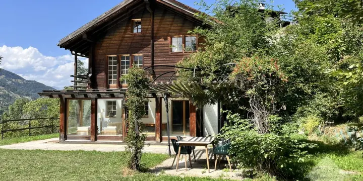 Spacieux chalet de caractère avec belle véranda et magnifique jardin