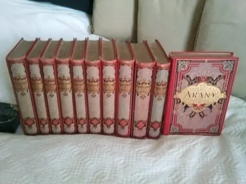 Douze volumes reliés dorés Arany Janos à Genève