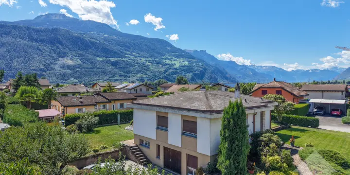 Charmante villa de 6.5 pcs avec magnifique jardin, situation idéale et calme
