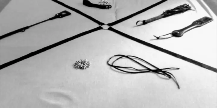 Attachée sur un lit pieds et mains liées