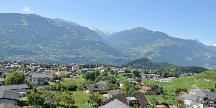 Immeuble de 3 ou 4 appartements avec une grange et un garage inclus !