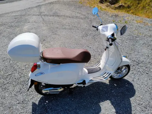 MOTO VESPA annee 2018, 8 500 km. 3 CV à Yverdon-les-Bains