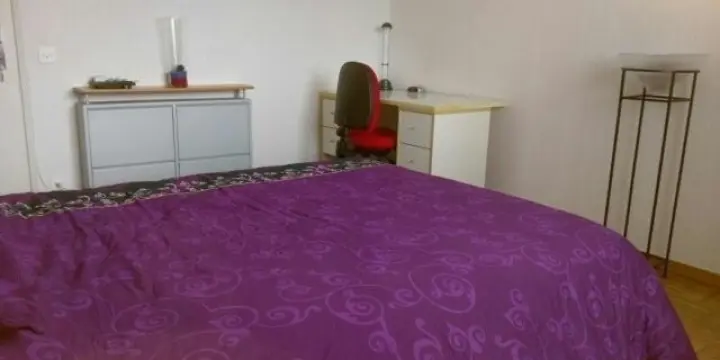 De suite nous louons une chambre meublée