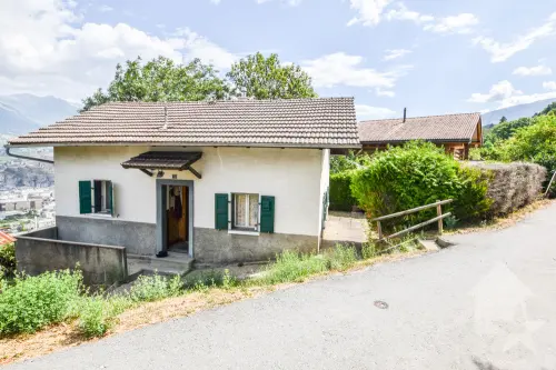 Petite maison à rénover à Salins