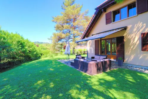 VILLA INDIVIDUELLE. 900 M² D'ÉCRIN DE VERDURE À CHÂTILLENS