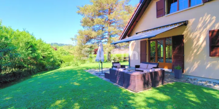 VILLA INDIVIDUELLE. 900 M² D'ÉCRIN DE VERDURE À CHÂTILLENS