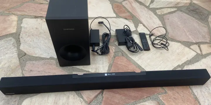 Barre son Samsung pout TV écran plat, avec caisson de basse.