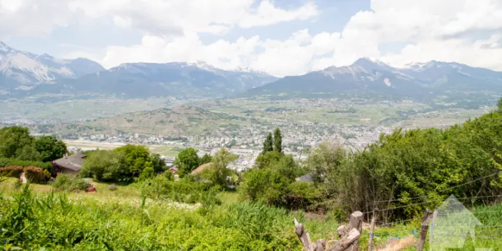 Terrains avec plans pour un petit immeuble de trois appartements