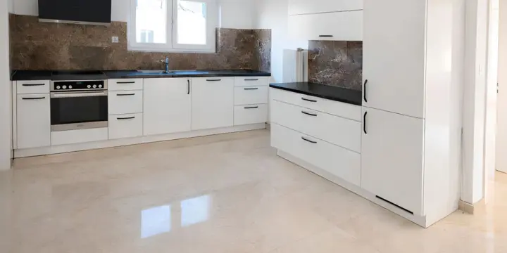 Appartement de 3 pièces avec grand volume et balcon.