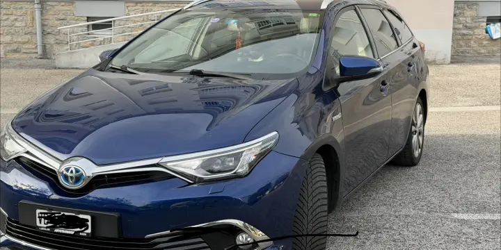 Auris hybride 1.8 break idéal pour taxi