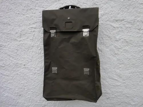 Sacs à dos militaire et casque police militaire à Boveresse