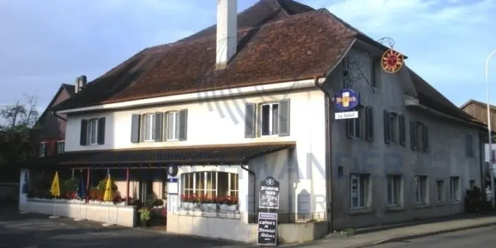Café restaurant rénové avec appartement et chambres pour le personnel