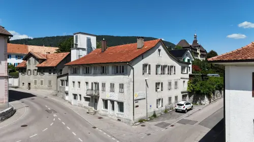 À vendre à Reconvilier immeuble à rénover avec appartements + ateliers