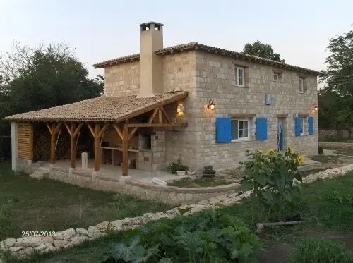 Bastide " Provençale " toutes en pierres à Nikolaevka