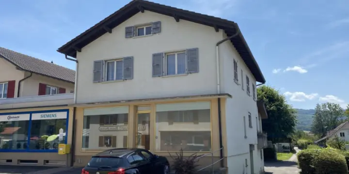 Immeuble de 2 appartements et d'une surface commerciale