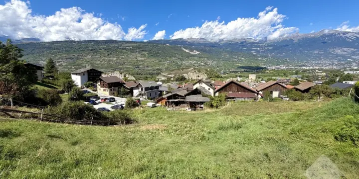 Terrain constructible avec 2 granges à rénover