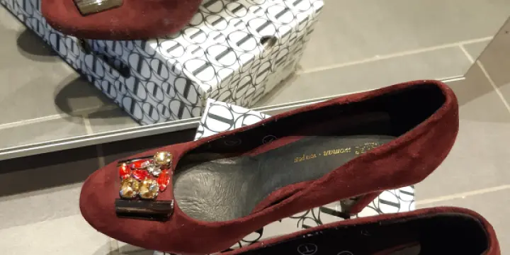 Escarpines TATA, bordeaux avec strass, pointure 37 NEW