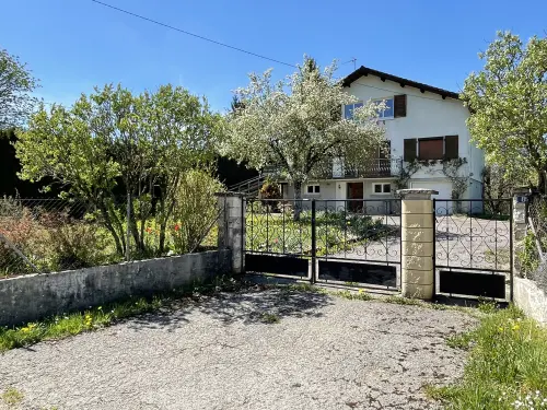 Villa 8 pièces  , grand terrain clos . France voisine, 50 km de Vallorbe . à St Gorgon la main