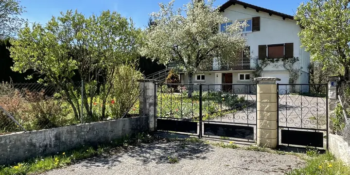 Villa 8 pièces  , grand terrain clos . France voisine, 50 km de Vallorbe .