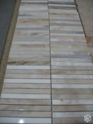 mosaique marbre beige sur filet à Ville la Grand