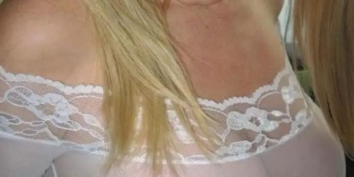 Blonde mature aux seins énorme
