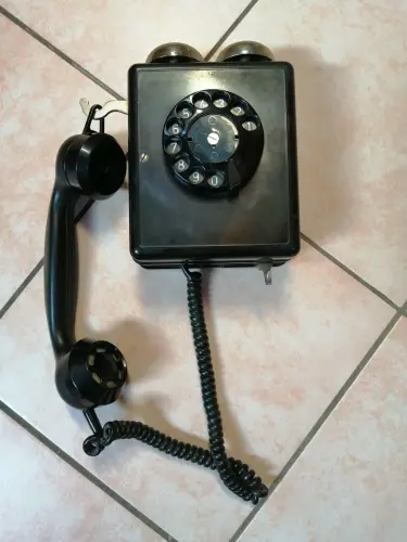 Ancien téléphone mural en bakélite à Arnex-sur-Orbe