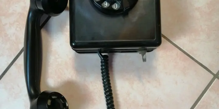 Ancien téléphone mural en bakélite