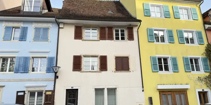 À vendre maison de ville avec 2 appartements et 1 commerce à Delémont