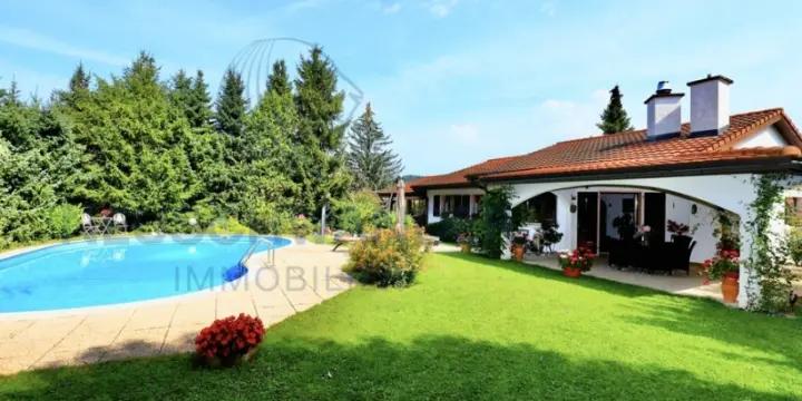 Une grande villa sur un magnifique terrain boisé,  proche des services