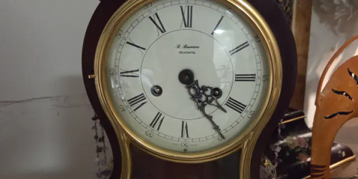 Horloge Neuchâteloise bordeaux de marque Zenith