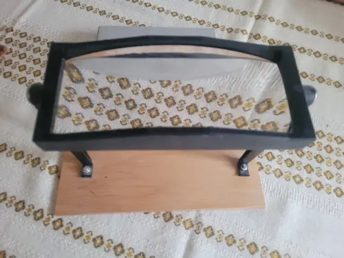 Loupe rectangulaire sur pied à Chigny