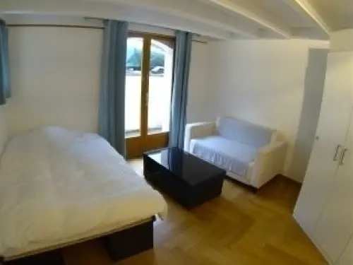 Studio meublé au rez dans villa à Corsie à Corsier