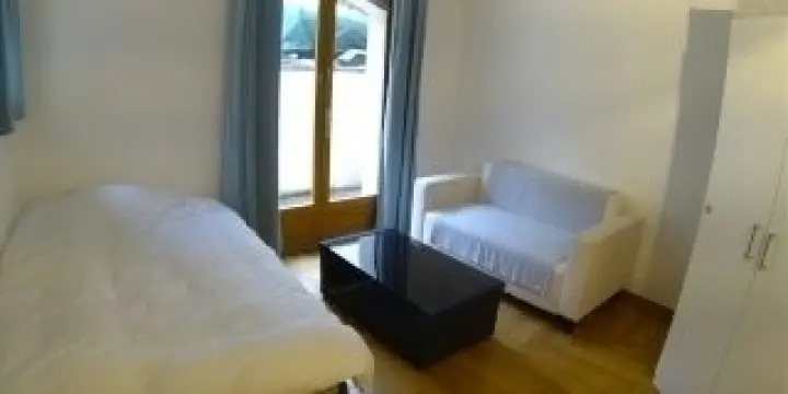 Studio meublé au rez dans villa à Corsie