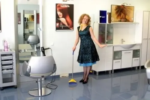 La femme de ménage dans le salon de beauté à Genève