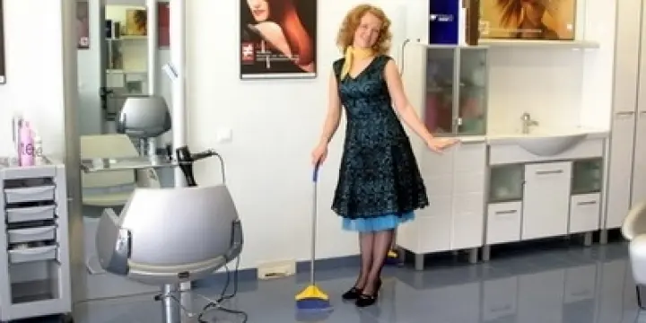 La femme de ménage dans le salon de beauté