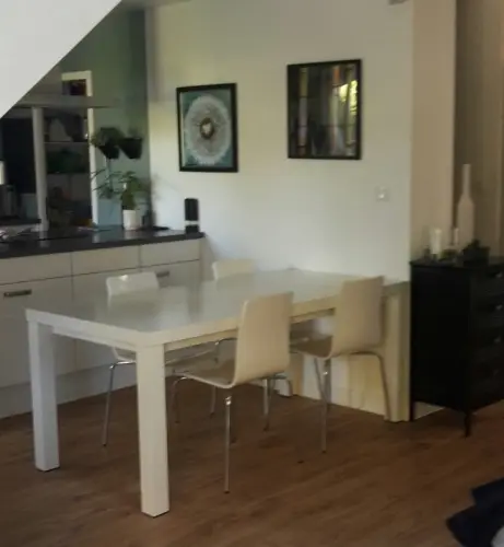 Table de salle à manger blanche très bonne qualité à CHANCY