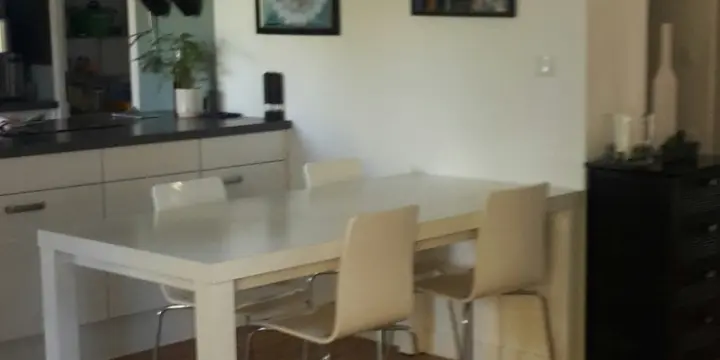 Table de salle à manger blanche très bonne qualité